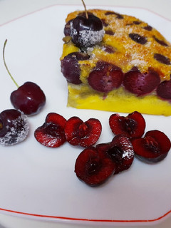 Una foto de Clafoutis🥧 de batido proteico, cerezas🍒 sin azúcar 2 VARIANTES