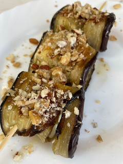 Una foto de Brochetas de berenjena con feta