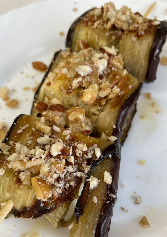 Una foto de Brochetas de berenjena con feta
