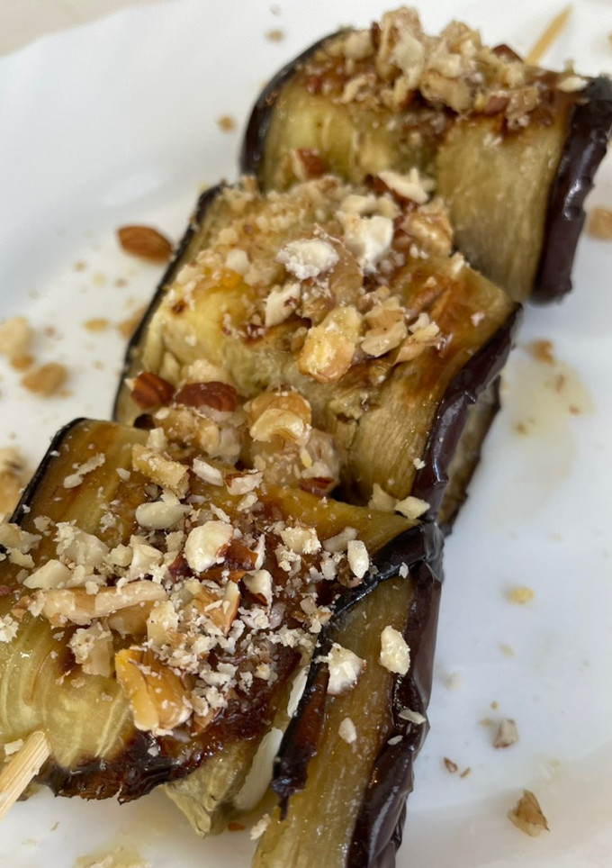 Una foto de Brochetas de berenjena con feta