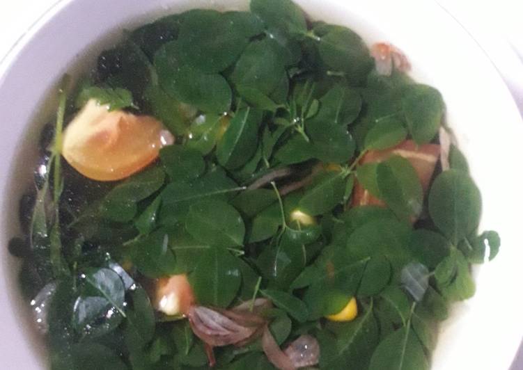 Langkah Mudah untuk Menyiapkan Sayur bening daun kelor segerrr yang Bikin Ngiler