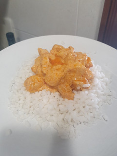 Una foto de Pollo al curry con arroz