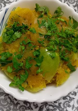 કાચા ટામેટા ને સિમલા મિર્ચ નો સંભારો (Kacha Tomato Simla Marcha Sambharo Recipe In Gujarati) રેસીપી મુખ્ય ફોટો