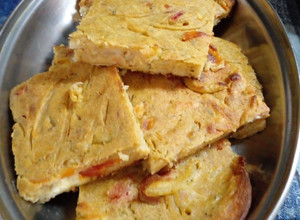 Una foto de Fainá de cebollas y queso