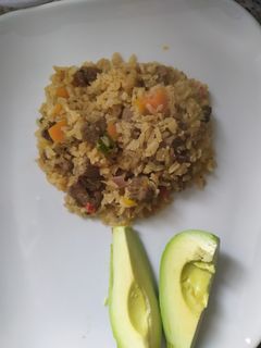 Una foto de Arroz integral con salsa de lomo