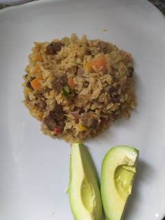 Una foto de Arroz integral con salsa de lomo