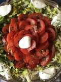 Salade de tomates olivettes émincé de scarole et mozzarella di buffala