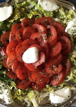 Une photo de Salade de tomates olivettes émincé de scarole et mozzarella di buffala