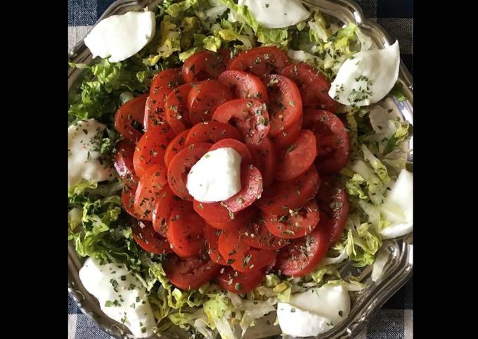 Salade de tomates olivettes émincé de scarole et mozzarella di buffala