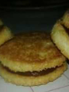 Una foto de Alfajores de Coco y dulce de leche