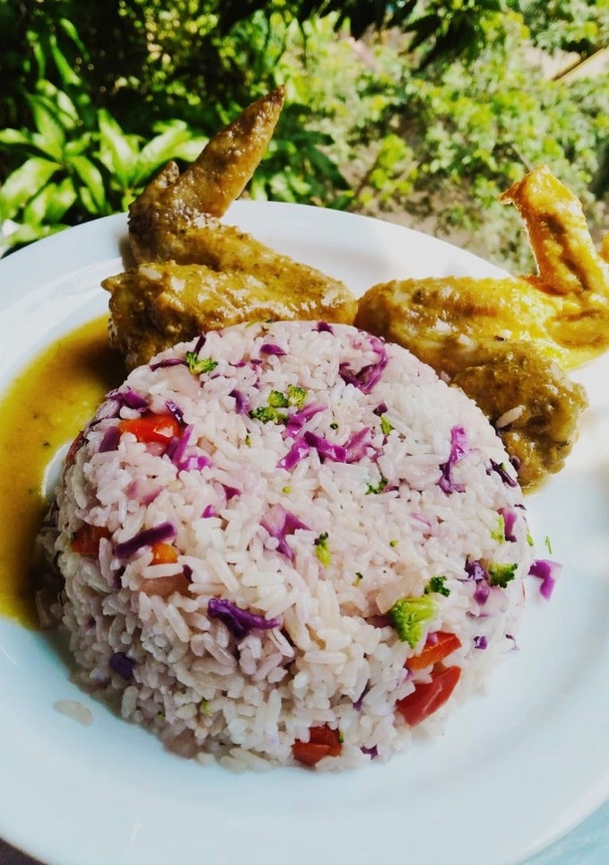 Una foto de ALITAS A LA NARANJA, y arroz con vegetales