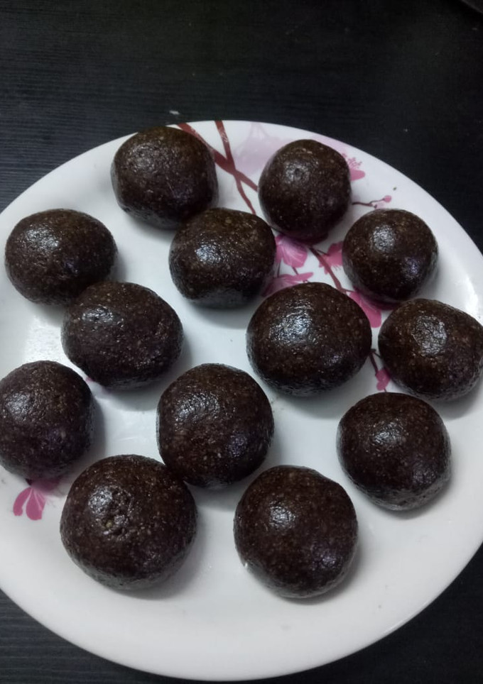 மல்டிவிட்டமின் லட்டு (ஆளி விதை/எள்ளு/வேர்க்கடலை /நட்ஸ் லட்டு) செய்முறை முக்கிய புகைப்படம்
