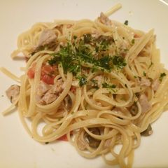 A picture of Linguine with fresh tuna steak.