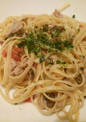 A picture of Linguine with fresh tuna steak.