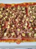 Pizza fina rectangular con pechuga de pavo y atún