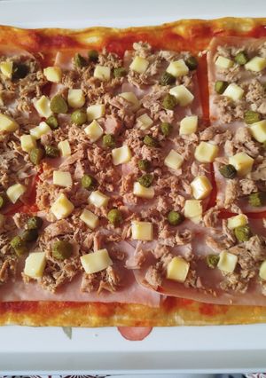 Foto principal de Pizza fina rectangular con pechuga de pavo y atún