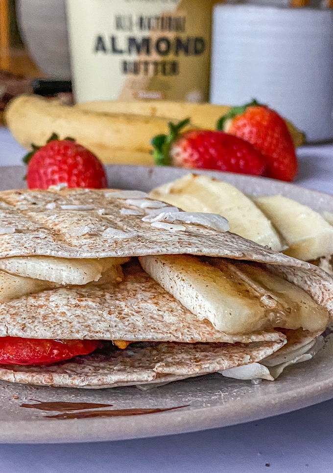 Una foto de Wrap dulce con fresas, plátano y chocolate