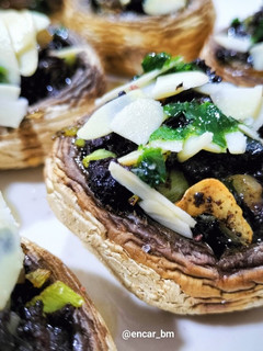 Una foto de Champiñones rellenos de morcilla y puerro