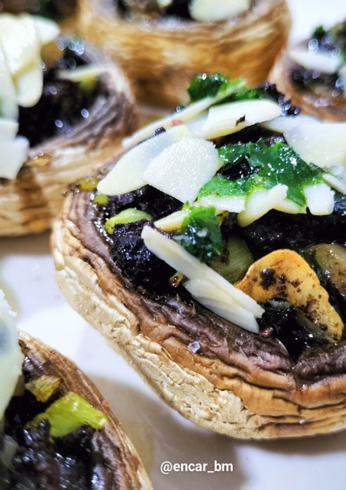 Una foto de Champiñones rellenos de morcilla y puerro