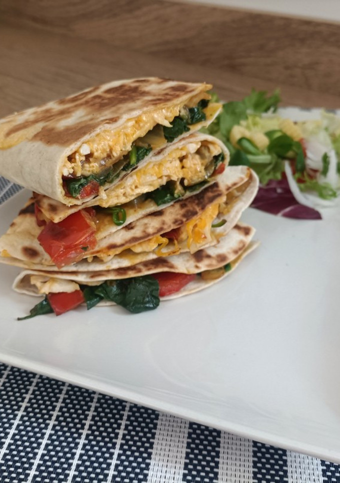 Una foto de Quesadilla de pollo y espinacas