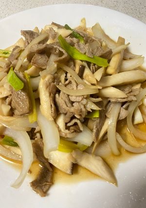 簡易洋蔥杏鮑菇炒豬肉 的食譜成品照片