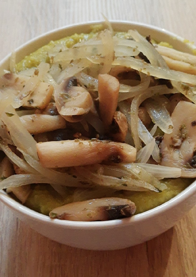Una foto de Puré de Arvejas secas con salteado de champiñones