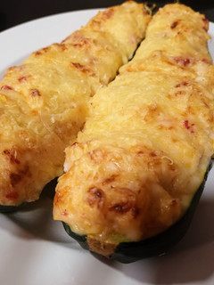 Una foto de Calabacín relleno de merluza y pimiento