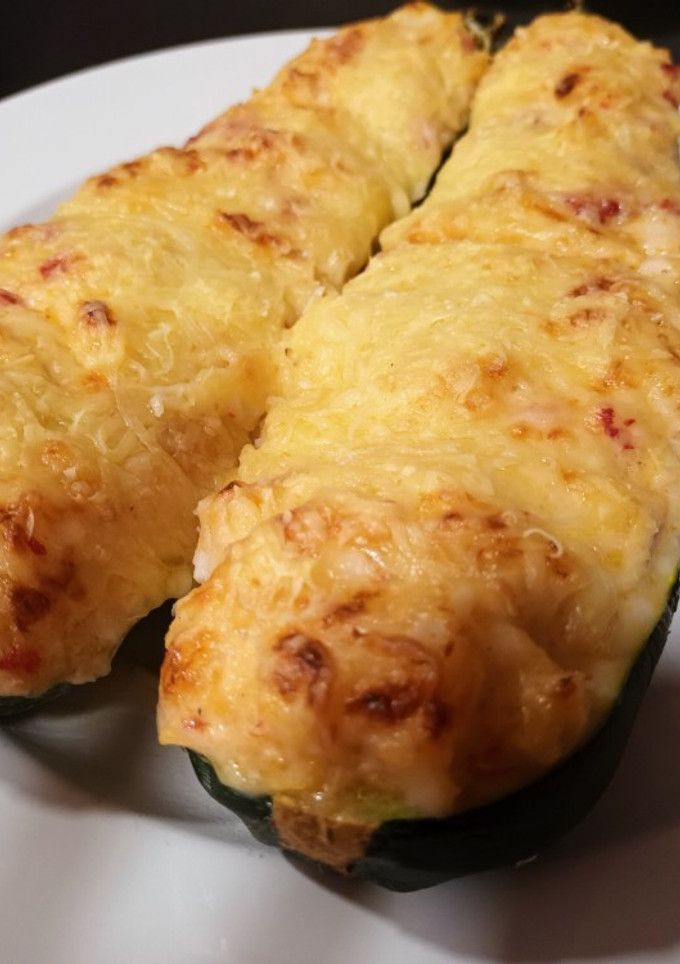 Una foto de Calabacín relleno de merluza y pimiento