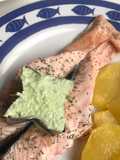Salmón al eneldo, con salsa verde claro y patatas panadera aromatizadas con ajo