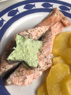 Una foto de Salmón al eneldo, con salsa verde claro y patatas panadera aromatizadas con ajo