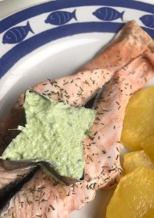 Foto principal de Salmón al eneldo, con salsa verde claro y patatas panadera aromatizadas con ajo
