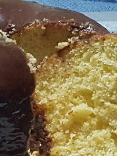 Una foto de Bizcocho de naranja con cobertura de chocolate nestlé