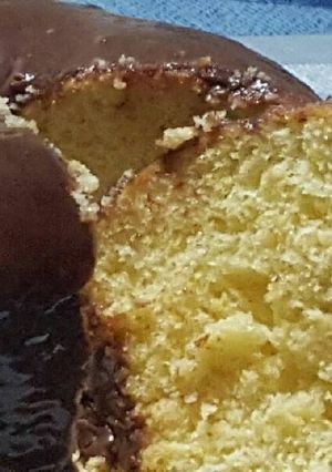 Una foto de Bizcocho de naranja con cobertura de chocolate nestlé