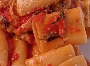 Una foto de Pasta con tomates Cherry horneados con queso camembert