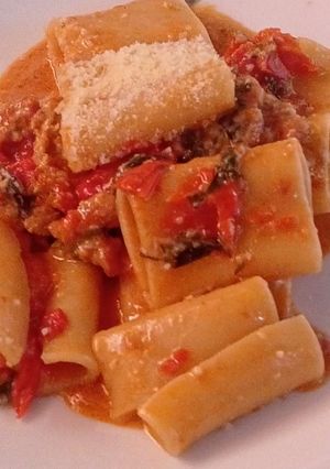 Una foto de Pasta con tomates Cherry horneados con queso camembert