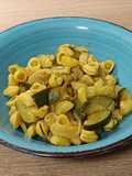 Pasta corta al curry de pollo con calabacín