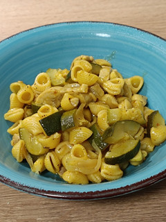 Una foto de Pasta corta al curry de pollo con calabacín
