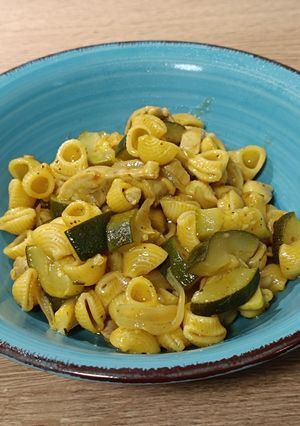 Una foto de Pasta corta al curry de pollo con calabacín