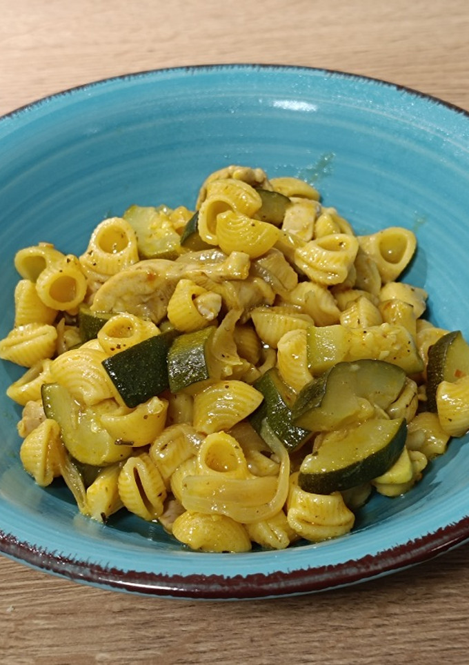 Una foto de Pasta corta al curry de pollo con calabacín