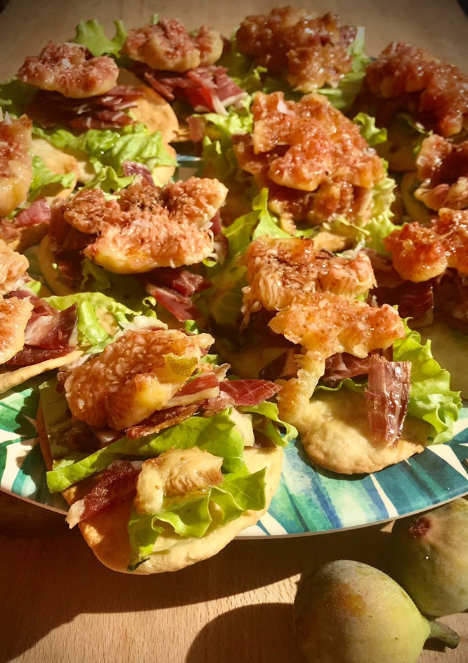 Una foto de Tosta casera de higos con jamón ibérico