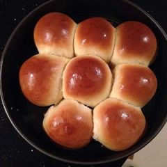 A picture of Soft dinner rolls.