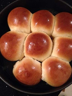 A picture of Soft dinner rolls.