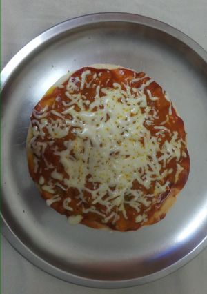 टोमाटो पिज़्ज़ा (tomato pizza recipe in Hindi) रेसिपी मुख्य फोटो