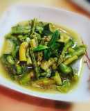 Minestra primaverile con asparagi, zucchine e fave
