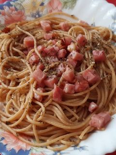 Una foto de Espaguetis integrales con Sajonia al ajillo y toque picante