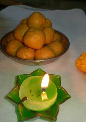 બેસન ના લાડુ (Besan Ladoo Recipe In Gujarati) રેસીપી મુખ્ય ફોટો