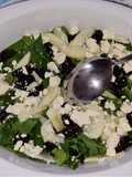 Ensalada de espinaca, manzana y ciruelas con queso feta