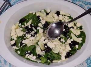 Una foto de Ensalada de espinaca, manzana y ciruelas con queso feta