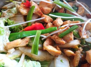 Una foto de Filete de pollo salteado con verduras chinas 🌿🌳