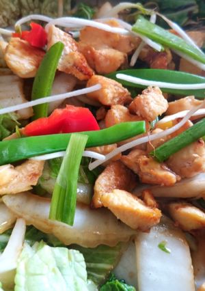 Una foto de Filete de pollo salteado con verduras chinas 🌿🌳